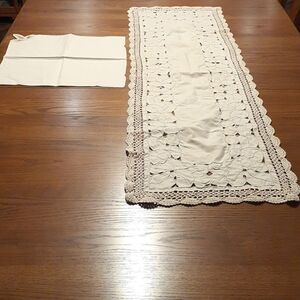 Ecru linen w/stitched design ecru crocheted edging & mat